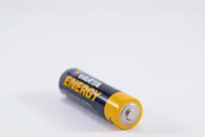 This neat trick instantly reveals if a battery is charged or dead