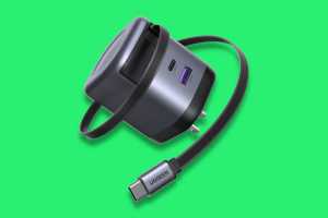 Save 30% on Ugreen's fast USB-C charger with retractable cable